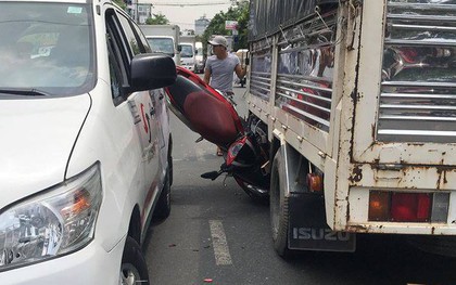 Xe máy chở 3 chạy tốc độ cao đâm dính chặt vào gầm xe tải và taxi, 2 nam sinh ở Sài Gòn nguy kịch