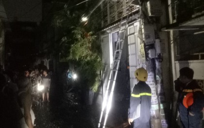 Nhà 4 tầng rào kiểu “chuồng cọp” ở Sài Gòn bốc cháy, đội PCCC gặp khó khăn để tiếp cận dập lửa