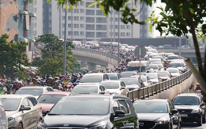 Các tuyến đường về trung tâm Sài Gòn tê liệt từ sáng đến trưa vì hầm Thủ Thiêm bị phong toả, người dân xuống gầm cầu tránh kẹt xe