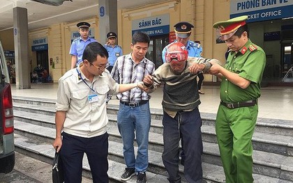 Cụ ông bị lẫn đi lạc, kiệt sức giữa sân ga Hà Nội được các chiến sỹ Công an giúp đỡ