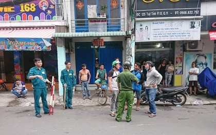 Đối tượng cướp giật cầm mảnh kính vỡ cố thủ trong tiệm bắn cá ở Sài Gòn