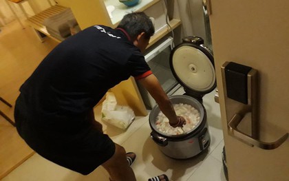 Ấm lòng nơi đất khách, HLV trưởng U19 Việt Nam nửa đêm nấu cháo cá cho toàn đội chống đói