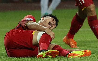 Trước khi nhập viện, đội trưởng U19 Việt Nam có hành động khiến ai xem cũng phải cảm động