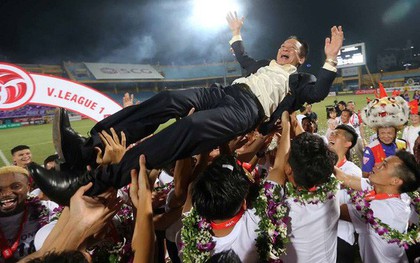 Đình Trọng, Duy Mạnh cùng đồng đội tung bầu Hiển lên cao trong ngày Hà Nội FC nhận cúp vô địch V.League 2018