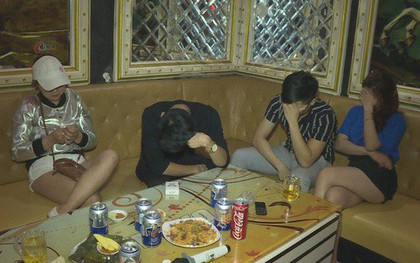 21 nam nữ rủ nhau vào quán karaoke để chơi ma túy