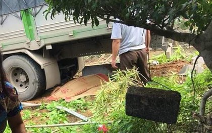 Lào Cai: Đang trong vườn, đôi vợ chồng bị ô tô tải mất lái lao vào đâm tử vong