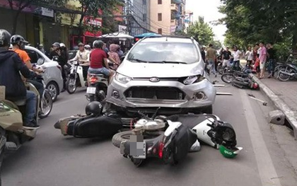Hà Nội: Ô tô lao sang đường ngược chiều, đâm liên hoàn 4 xe máy khiến 6 người nhập viện