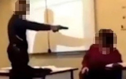 Pháp: Nam sinh 15 tuổi chĩa súng giả vào đầu cô giáo bắt sửa sổ điểm danh nhận chỉ trích trên MXH