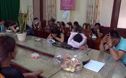 Hàng chục “nam thanh nữ tú” phê ma túy trong phòng karaoke