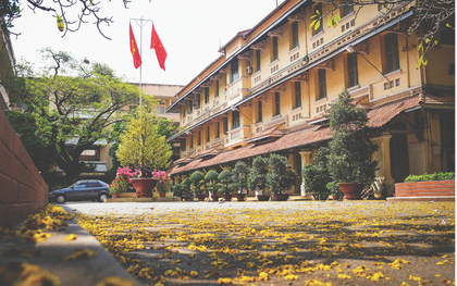 Trường Đại học dễ thương, lãng mạn nhất Sài Gòn, nơi có "ghế đá FA" dành cho người cô đơn nổi đình nổi đám một thời