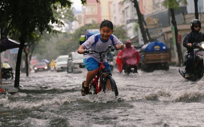 Học sinh Sài Gòn gồng mình lội nước về nhà vì đường biến thành sông sau mưa