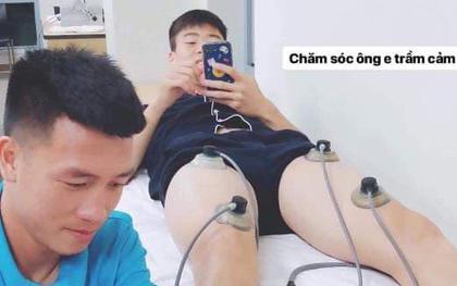 Bị gọi là "ông em trầm cảm", Duy Mạnh vẫn mừng rớt nước mắt khi được đàn anh massage chân