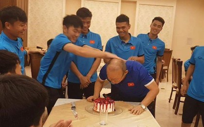 Không phải Xuân Trường thì ai dám úp bánh kem vào mặt "lão tướng" của tuyển Việt Nam?