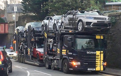 Góc đen đủi: Một loạt xe Jaguar, Range Rover mới cứng biến thành mui trần sau khi được chở qua gầm cầu
