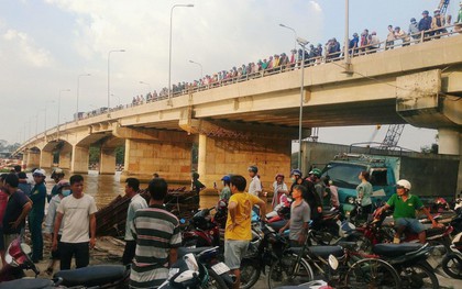 Hàng trăm người đứng kín trên cầu xem vớt xác nam thanh niên trôi sông Sài Gòn