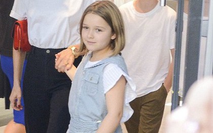 Harper Beckham lớn ngồng, xinh xắn như búp bê đi mua sắm bên mẹ và anh trai