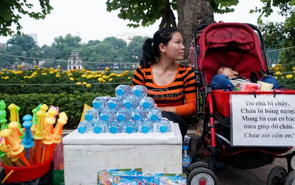 Giấc mơ bên chiếc xe nôi của mẹ em bé 4 tuổi, 2 năm không thể khép mi ngủ, cuối tuần đưa nhau lên phố đi bộ bán hàng
