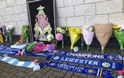Fan Leicester mang hoa tới hiện trường thảm kịch, nín thở cầu nguyện cho vị Chủ tịch đáng kính
