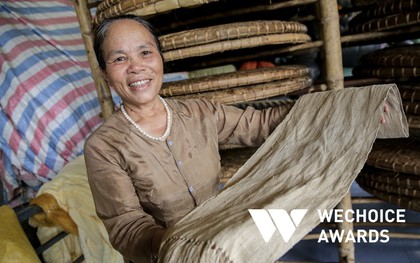 Từ chiếc khăn dệt bằng 4.800 cuống sen đến khát vọng lưu truyền nghề truyền thống của nghệ nhân Phan Thị Thuận