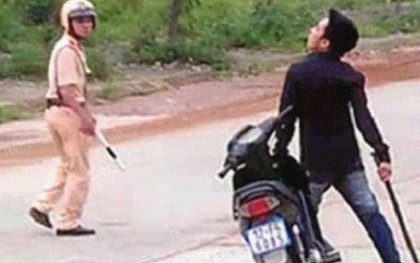 Bị yêu cầu dừng xe, thanh niên chém 2 công an trọng thương