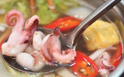 Ai mà nghĩ ở Hà Nội lại có ti tỉ món ăn kết hợp với bạch tuộc hay ho đến mức này