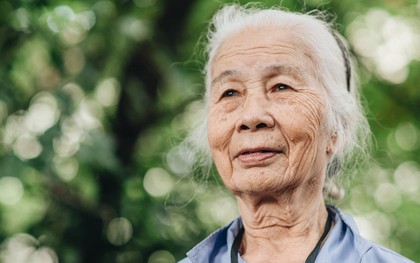 Cụ bà được mệnh danh "nữ hùng vá săm" vỉa hè Hà Nội: Nghỉ hưu sau 21 năm vá xe, bỏ rượu bia để sống khoẻ mạnh