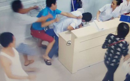 Đang lấy thông tin bệnh nhân, một y sĩ ở Phú Quốc bị đánh