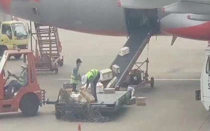 Nhân viên sân bay ném hành lý của khách như ném gạch