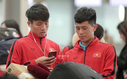 Đội tuyển Việt Nam hạ cánh an toàn và đặt chân xuống sân bay Nội Bài tối 30/10