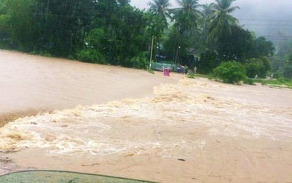 Bình Định: Mưa lớn 2 ngày liên tục khiến nước lũ lên nhanh, nhiều nhà dân bị cô lập