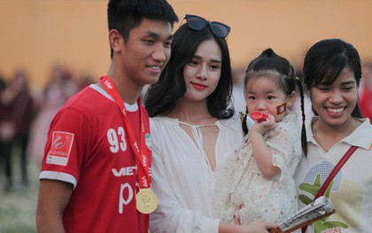 Top 5 Hoa hậu Đại dương 2017 sánh bước cùng Trọng Đại ngày Viettel giành vé lên chơi V.League 2019