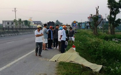 Nam thanh niên tử vong bên vệ đường trong tư thế ôm đầu