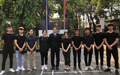 10 sinh viên Việt Nam ở vùng động đất tại Indonesia về nước
