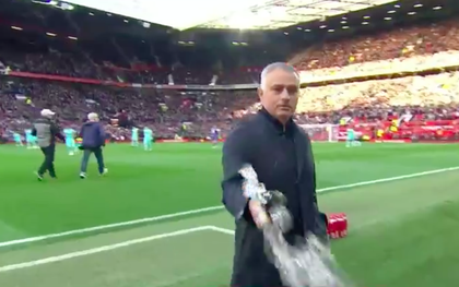 Nhà đài "hết hồn" khi Mourinho phũ phàng hất nước vào máy quay truyền hình