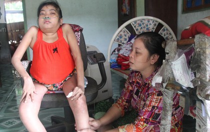 Phép màu đến với cô gái trẻ 12 năm ngủ ngồi, chỉ mong chết đi cho gia đình bớt khổ