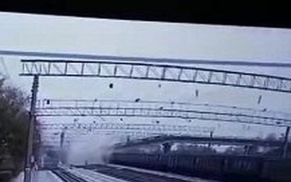 Video: Cầu đường bộ đổ sập ngay phía trên đường ray ở Nga