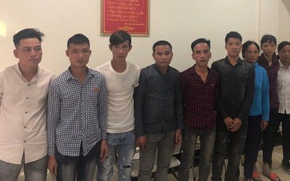 Triệu tập nhóm đánh giày, bán bánh rán kiểu "trấn lột" khách Tây ở Hồ Gươm