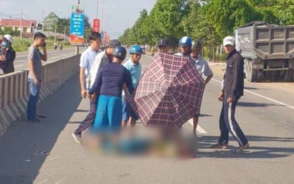 Người dân Bình Dương lấy ô che nắng cho thi thể nam dân quân tự vệ sau tai nạn thương tâm