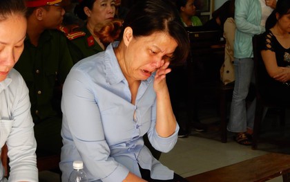 Bị tuyên phạt 2 năm tù, bảo mẫu Mẹ Mười bạo hành nhiều trẻ nhỏ ở Đà Nẵng liên tục khóc nức nở