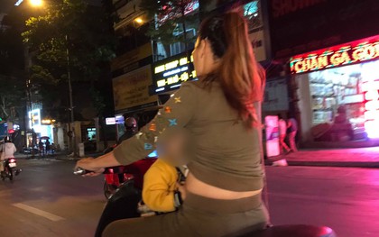 Người mẹ một tay cầm lái, một tay ôm con trai đang ti sữa trên đường phố Hà Nội khiến nhiều người ngỡ ngàng