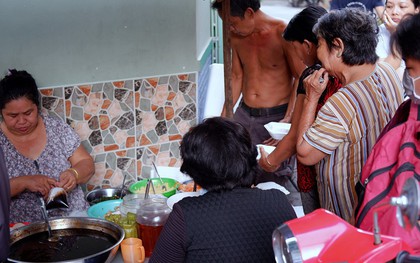 Tiệm ăn hàng 30 năm của dì Gái "chịu chơi" nhất Sài Gòn, mỗi ngày bán trong 1 giờ là hết veo
