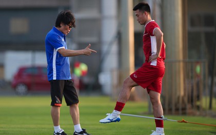 "Thần y" người Hàn Quốc sang chi viện cho tuyển Việt Nam trước trận đấu với Malaysia