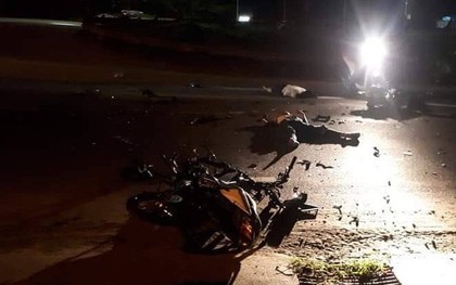 Hai xe máy nát bét sau va chạm kinh hoàng trong đêm, 3 nam thanh niên chết thảm