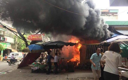 Hà Nội: Quán bún phở trước cửa chợ bốc cháy dữ dội, nhiều người hoảng loạn bỏ chạy
