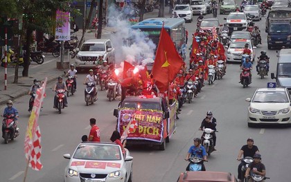 Bất chấp án phạt, fan đốt pháo sáng rực trời bên ngoài sân Mỹ Đình