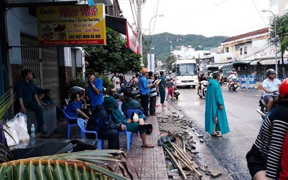 Mưa lũ, sạt lở kinh hoàng ở Nha Trang: Người dân dùng tay đào bới tìm thi thể bé trai và người phụ nữ trong đống đổ nát