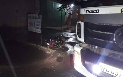 Xe máy đâm vào đuôi xe tải đang đỗ bên đường, nam thanh niên tử vong