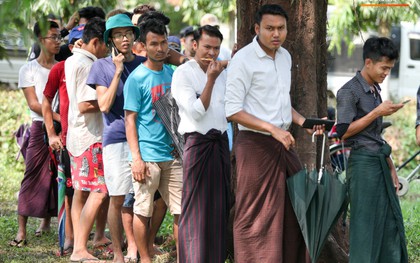 Đi xem CĐV Myanmar xếp hàng mua vé cũng thấy đậm đà bản sắc văn hoá truyền thống