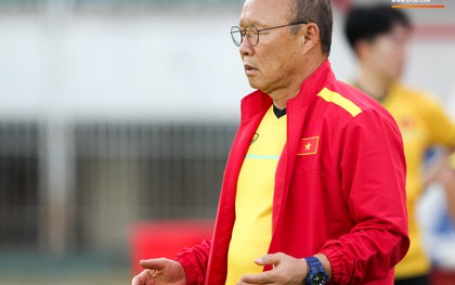 HLV Park Hang-seo có hành động lạ khiến tất cả chú ý trong buổi làm quen sân thi đấu AFF Cup 2018