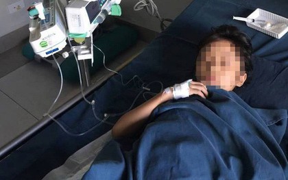 Vụ mẹ pha thuốc diệt cỏ vào sữa cho 2 con uống: Nhìn em trai ra đi, bé gái mắt ngấn lệ